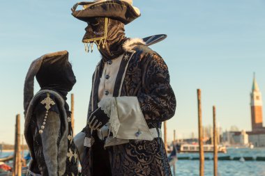 Venedik - 14 Ocak : Bir karnaval kostümü kimliği belirsiz bir kişi Venedik sonu Karnaval ı katıldı , Ocak 14, 2015 Venedik , İtalya .