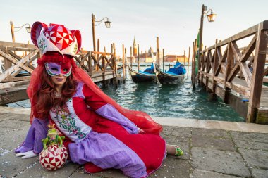 Venedik - 14 Ocak : Bir karnaval kostümü kimliği belirsiz bir kişi Venedik sonu Karnaval ı katıldı , Ocak 14, 2015 Venedik , İtalya .