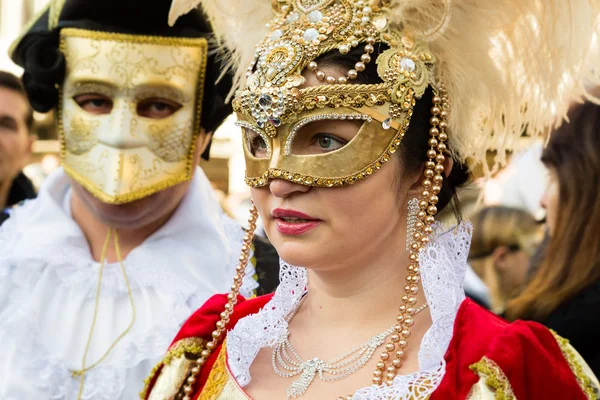 VENEZIA - 14 gennaio: Una persona non identificata in costume di carnevale assiste alla fine del Carnevale di Venezia, 14 gennaio 2015 a Venezia  . — Foto Stock