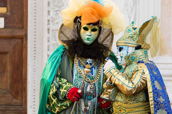 VENEZIA - 14 gennaio: Una persona non identificata in costume di carnevale assiste alla fine del Carnevale di Venezia, 14 gennaio 2015 a Venezia  . — Foto Stock