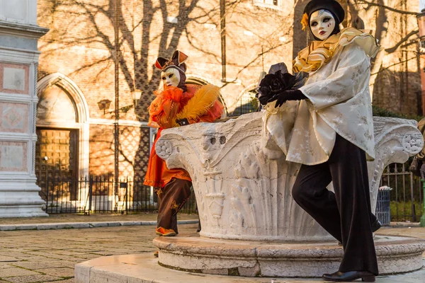 VENICE - 14 de janeiro: Uma pessoa não identificada em um traje de carnaval assiste ao final do Carnaval de Veneza, 14 de janeiro de 2015 em Veneza, Itália  . — Fotografia de Stock