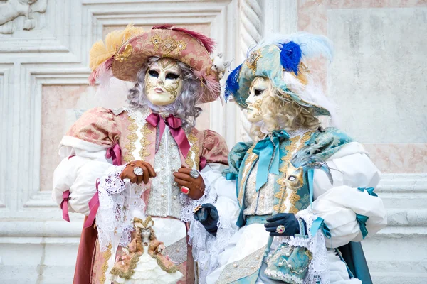 VENICE - 14 de janeiro: Uma pessoa não identificada em um traje de carnaval assiste ao final do Carnaval de Veneza, 14 de janeiro de 2015 em Veneza, Itália  . — Fotografia de Stock