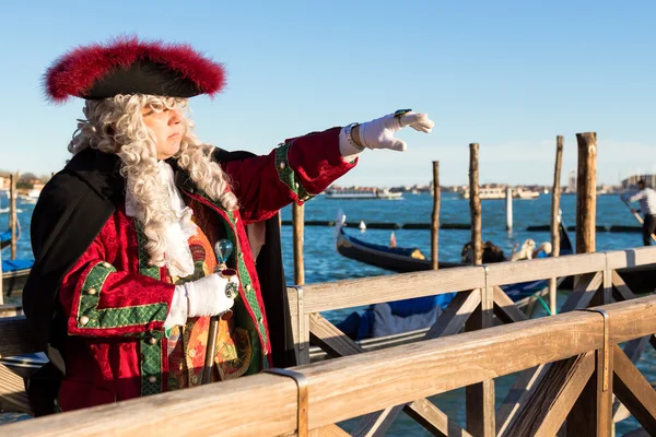 VENICE - 14 de janeiro: Uma pessoa não identificada em um traje de carnaval assiste ao final do Carnaval de Veneza, 14 de janeiro de 2015 em Veneza, Itália  . — Fotografia de Stock