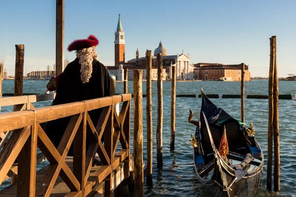 VENICE - 14 de janeiro: Uma pessoa não identificada em um traje de carnaval assiste ao final do Carnaval de Veneza, 14 de janeiro de 2015 em Veneza, Itália  . — Fotografia de Stock