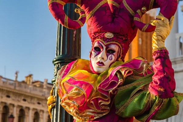 VENEZIA - 14 gennaio: Una persona non identificata in costume di carnevale assiste alla fine del Carnevale di Venezia, 14 gennaio 2015 a Venezia  . — Foto Stock