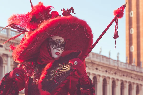 VENEZIA - 14 gennaio: Una persona non identificata in costume di carnevale assiste alla fine del Carnevale di Venezia, 14 gennaio 2015 a Venezia  . — Foto Stock