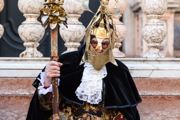 Venetië-14 januari: een onbekende persoon in een carnavals kostuum woont het einde Carnaval van Venetië, 14 januari 2015 in Venetië, Italië . — Stockfoto