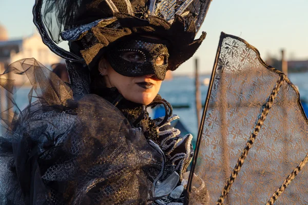 VENICE - 14 de janeiro: Uma pessoa não identificada em um traje de carnaval assiste ao final do Carnaval de Veneza, 14 de janeiro de 2015 em Veneza, Itália  . — Fotografia de Stock