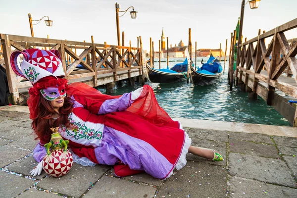 VENICE - 14 de janeiro: Uma pessoa não identificada em um traje de carnaval assiste ao final do Carnaval de Veneza, 14 de janeiro de 2015 em Veneza, Itália  . — Fotografia de Stock