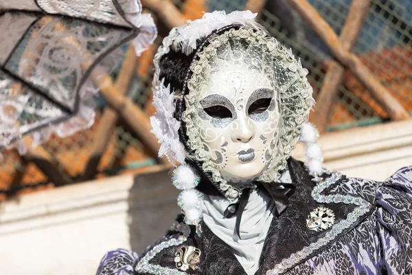 VENICE - 14 de janeiro: Uma pessoa não identificada em um traje de carnaval assiste ao final do Carnaval de Veneza, 14 de janeiro de 2015 em Veneza, Itália  . — Fotografia de Stock