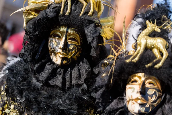 VENEZIA - 14 gennaio: Una persona non identificata in costume di carnevale assiste alla fine del Carnevale di Venezia, 14 gennaio 2015 a Venezia  . — Foto Stock