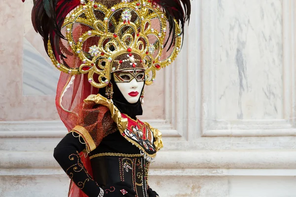 VENICE - 14 de janeiro: Uma pessoa não identificada em um traje de carnaval assiste ao final do Carnaval de Veneza, 14 de janeiro de 2015 em Veneza, Itália  . Fotografia De Stock