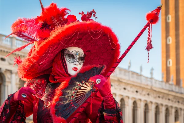 VENICE - 14 de janeiro: Uma pessoa não identificada em um traje de carnaval assiste ao final do Carnaval de Veneza, 14 de janeiro de 2015 em Veneza, Itália  . Fotografias De Stock Royalty-Free