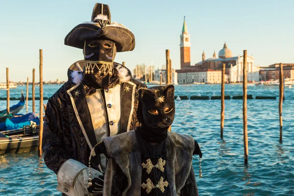 VENICE - 14 de janeiro: Uma pessoa não identificada em um traje de carnaval assiste ao final do Carnaval de Veneza, 14 de janeiro de 2015 em Veneza, Itália  . Fotografias De Stock Royalty-Free