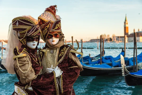Wenecja-14 stycznia: niezidentyfikowana osoba w kostiumie karnawałowym uczęszcza na koniec karnawał w Wenecji, 14 stycznia 2015 w Wenecji, Włochy . Obraz Stockowy