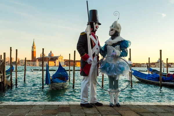 VENICE - 14 de janeiro: Uma pessoa não identificada em um traje de carnaval assiste ao final do Carnaval de Veneza, 14 de janeiro de 2015 em Veneza, Itália  . Fotografia De Stock
