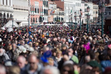 Venedik - 14 Ocak : Bir karnaval kostümü kimliği belirsiz bir kişi Venedik sonu Karnaval ı katıldı , Ocak 14, 2015 Venedik , İtalya .