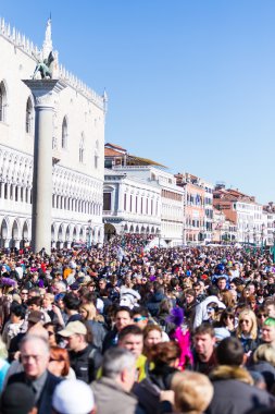 Venedik - 14 Ocak : Bir karnaval kostümü kimliği belirsiz bir kişi Venedik sonu Karnaval ı katıldı , Ocak 14, 2015 Venedik , İtalya .