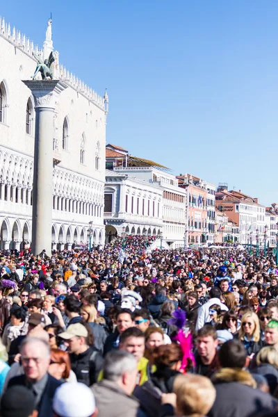 VENICE - 14 de janeiro: Uma pessoa não identificada em um traje de carnaval assiste ao final do Carnaval de Veneza, 14 de janeiro de 2015 em Veneza, Itália  . — Fotografia de Stock