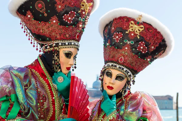 VENICE - 14 de janeiro: Uma pessoa não identificada em um traje de carnaval assiste ao final do Carnaval de Veneza, 14 de janeiro de 2015 em Veneza, Itália  . — Fotografia de Stock
