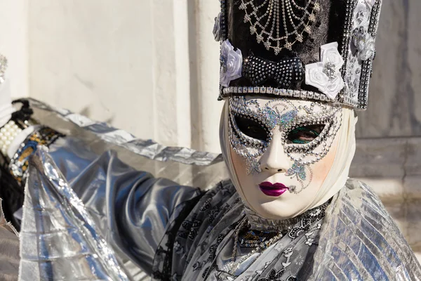 VENICE - 14 de janeiro: Uma pessoa não identificada em um traje de carnaval assiste ao final do Carnaval de Veneza, 14 de janeiro de 2015 em Veneza, Itália  . — Fotografia de Stock