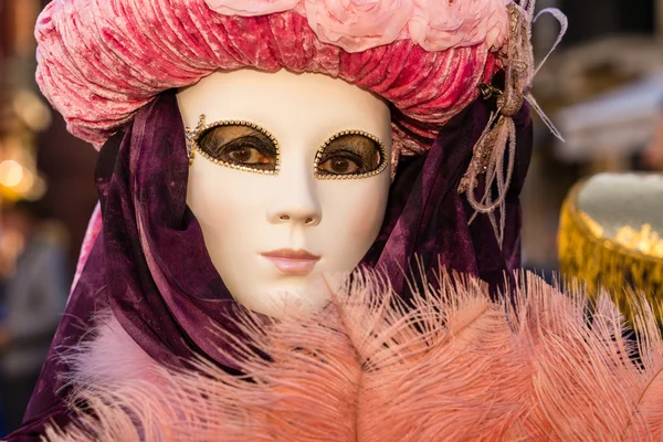 VENICE - 14 de janeiro: Uma pessoa não identificada em um traje de carnaval assiste ao final do Carnaval de Veneza, 14 de janeiro de 2015 em Veneza, Itália  . Imagem De Stock