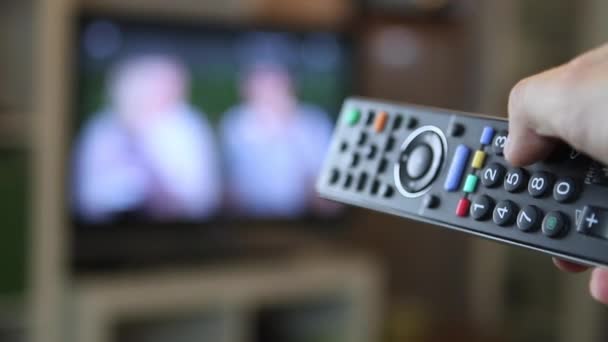 O tipo a mudar através do programa de TV — Vídeo de Stock