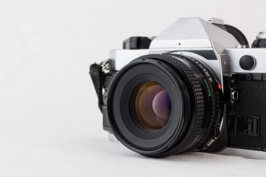 Seçici odak bir beyaz zemin üzerine Retro vintage fotoğraf makinesi