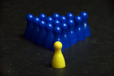 bir sarı piyon ve mavi piyon bir tablo üzerinde bir grup