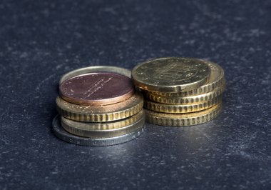 iki sikke siyah bir zemin üzerine yığını