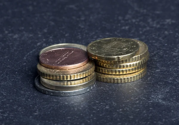 iki sikke siyah bir zemin üzerine yığını