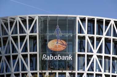 Rabobank imzalamak bir duvara Roelofsarendsveen Hollanda