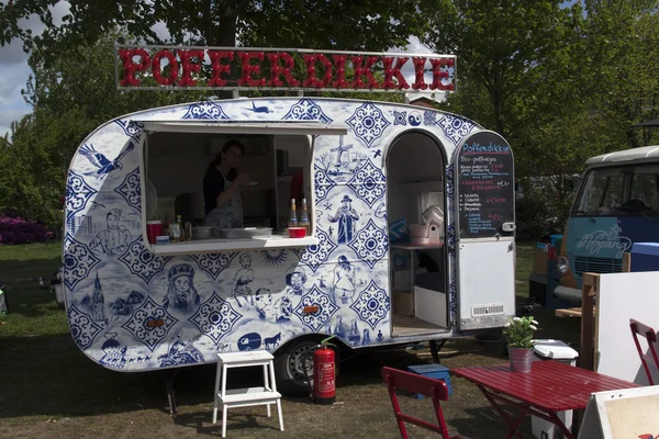 Caravana de comida azul delft en Amsterdam —  Fotos de Stock