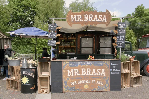 Mijnheer brassa voedsel vrachtwagen in amsterdam — Stockfoto