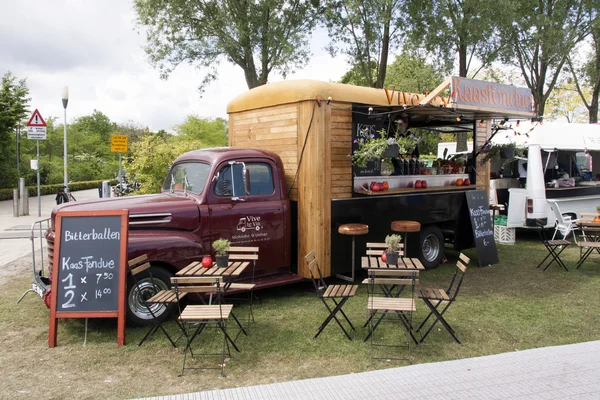 Klasický ford foodtruck v Amsterdamu — Stock fotografie