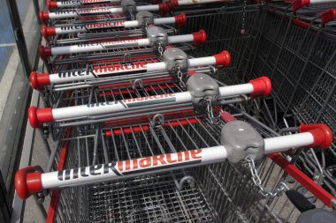 intermarche alışveriş sepetlerini Paris Fransa