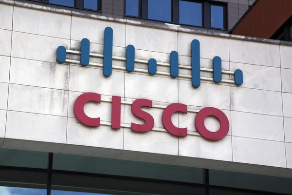 Буквы Cisco на стене — стоковое фото