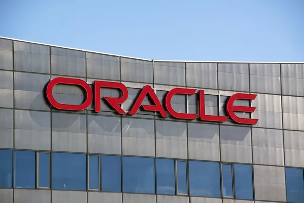 Brieven oracle op een muur — Stockfoto