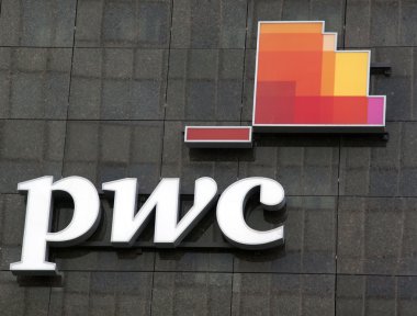 bir duvara harfler pwc