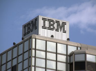 IBM Amsterdam harflerle üst bina