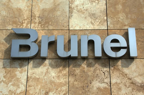 Brunel brieven op een gebouw — Stockfoto