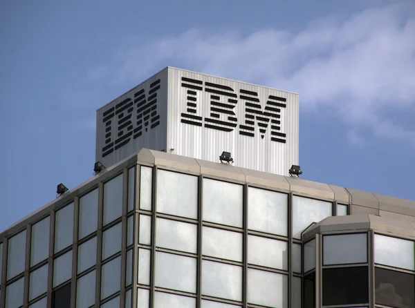 IBM gebouw in Amsterdam letters op bovenkant — Stockfoto