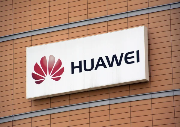 Letras Huawei na parede — Fotografia de Stock