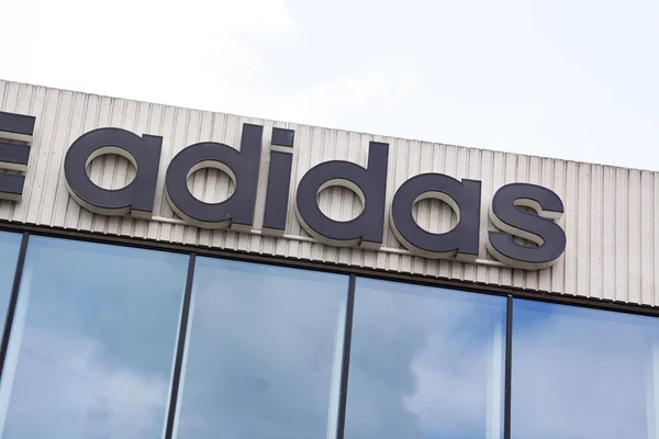 Adidas op het hoofdkantoor in Amsterdam — Stockfoto