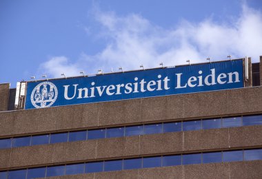 harfler universiteit leiden bir bina