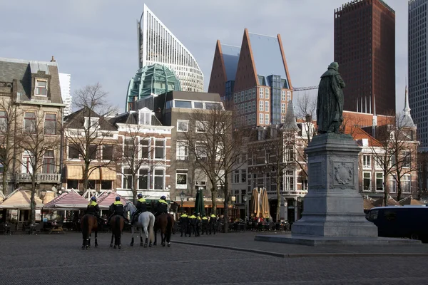 Politie op het plein in Den Haag — Stockfoto