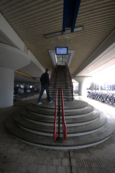 Vasútállomás Voorburg lépcsőn fel a platform vasúti passenge — Stock Fotó