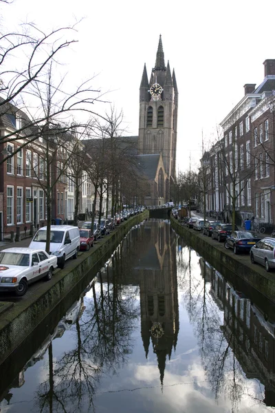 Torre inclinada de la antigua iglesia en Delft — Foto de Stock