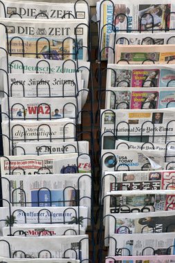 Bir Kiosk gazetelerde Internaional