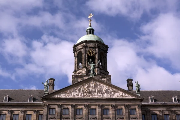 Kungliga palatset på dam i Amsterdam — Stockfoto